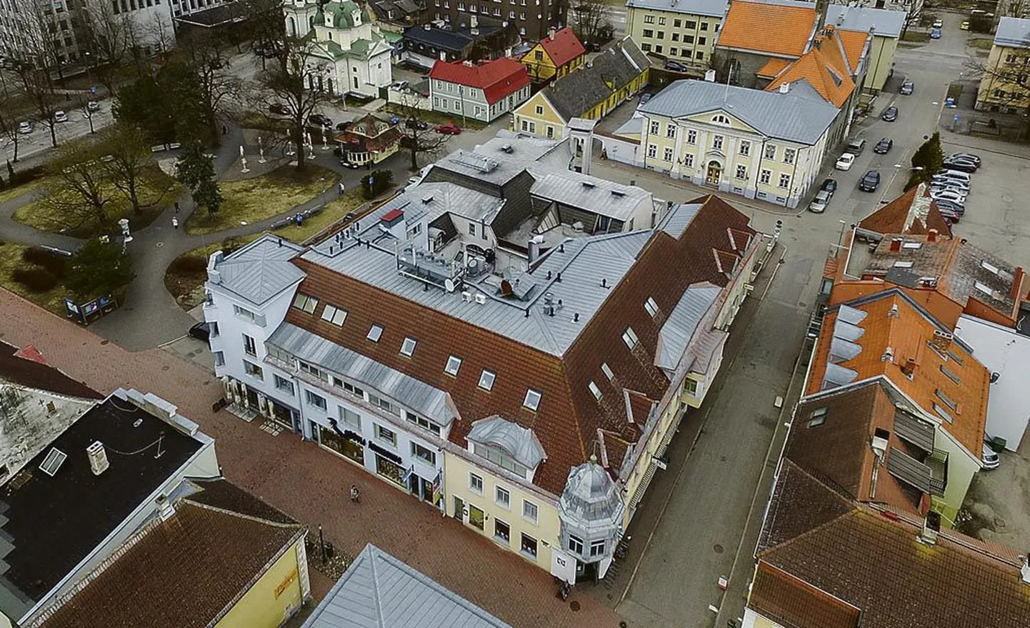 Munga ärimaja ja Rüütli ärikeskuse kvartal droonilennult.