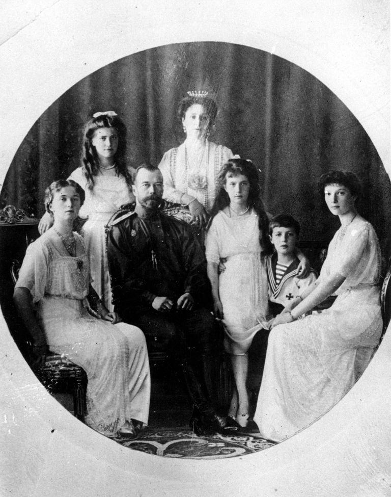 Keiserlik perekond. Nikolai II taga seisavad printsess Maria ja keisrinna Aleksandra Fjodorovna. Esireas vasakult paremale printsess Olga, Nikolai II, printsess Anastassia, prints Aleksei ja printsess Tatjana. 