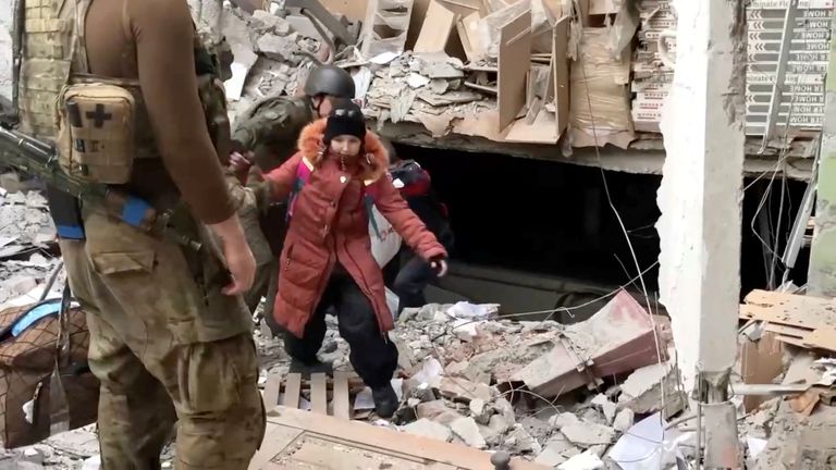 Ребенок выходит из сталелитейного завода «Азовсталь» в Мариуполе во время эвакуации под руководством ООН после почти двухмесячной осады. Украина, 1 мая 2022. ФОТО: Давид Арахамия/полк «Азов»/REUTERS