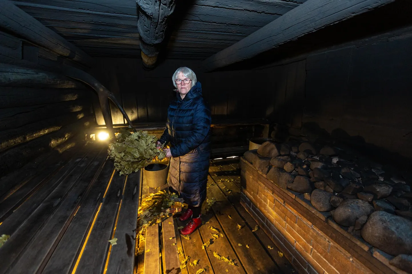 Kui võimalik, tuleks saunas end lavale pikali heita, sest siis jaotub kuumus ühtlaselt, õpetab Eda Veeroja.
