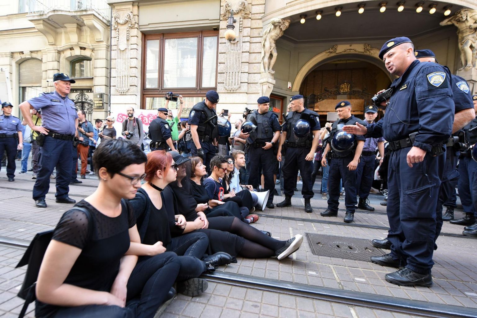 Horvaatia naisõiguslased takistavad abordivastaste marssi Zabrebis 2018. aasta kevadel.