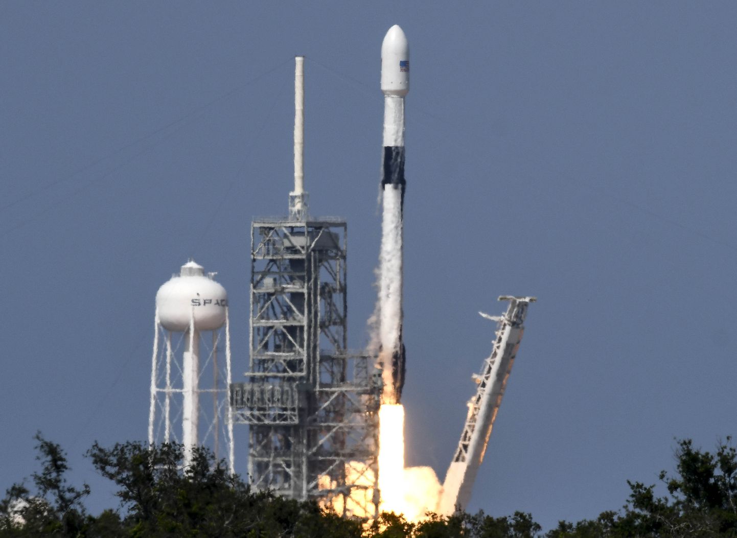 Falcon 9 raketi start.