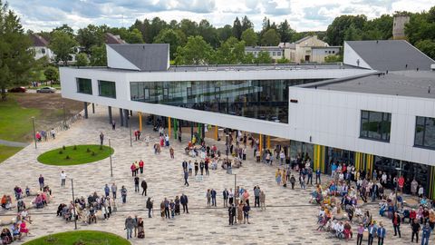 Sünnipäeva tähistav kool pidutseb suminal