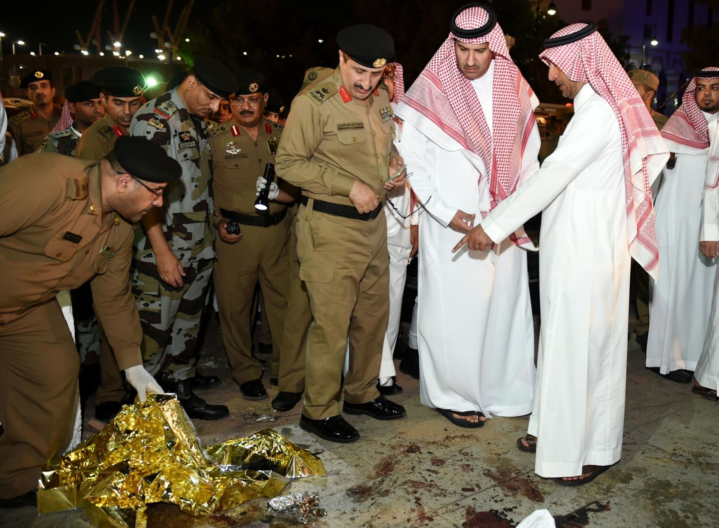 Mediina emiirile Faisal bin Salman bin Abdulazizile näidatakse vereplekke rünnakukohal.
