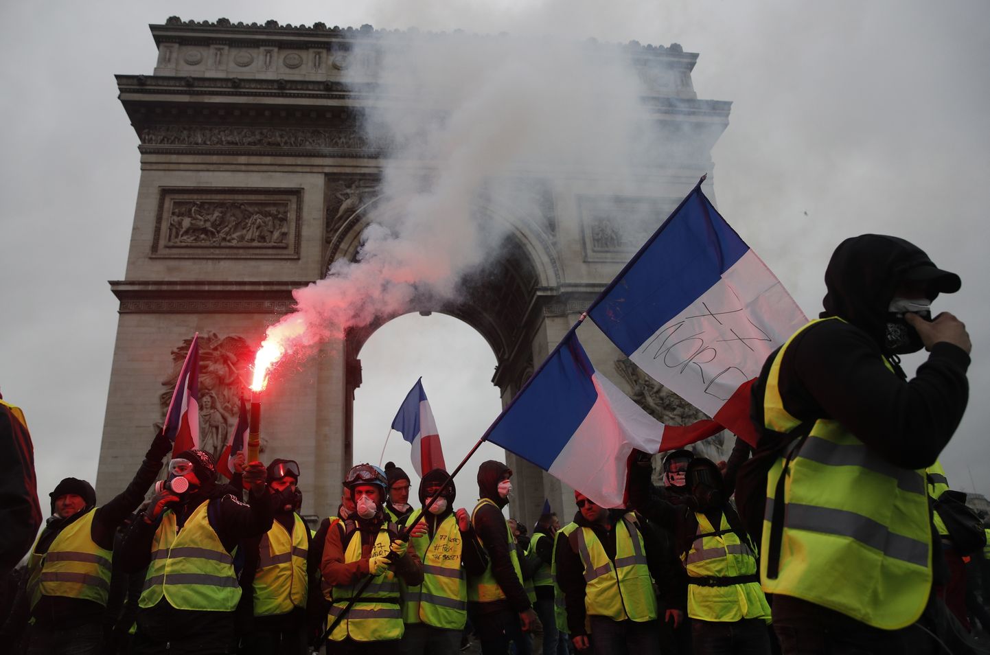 "Dzelteno vestu" protesti Parīzē.