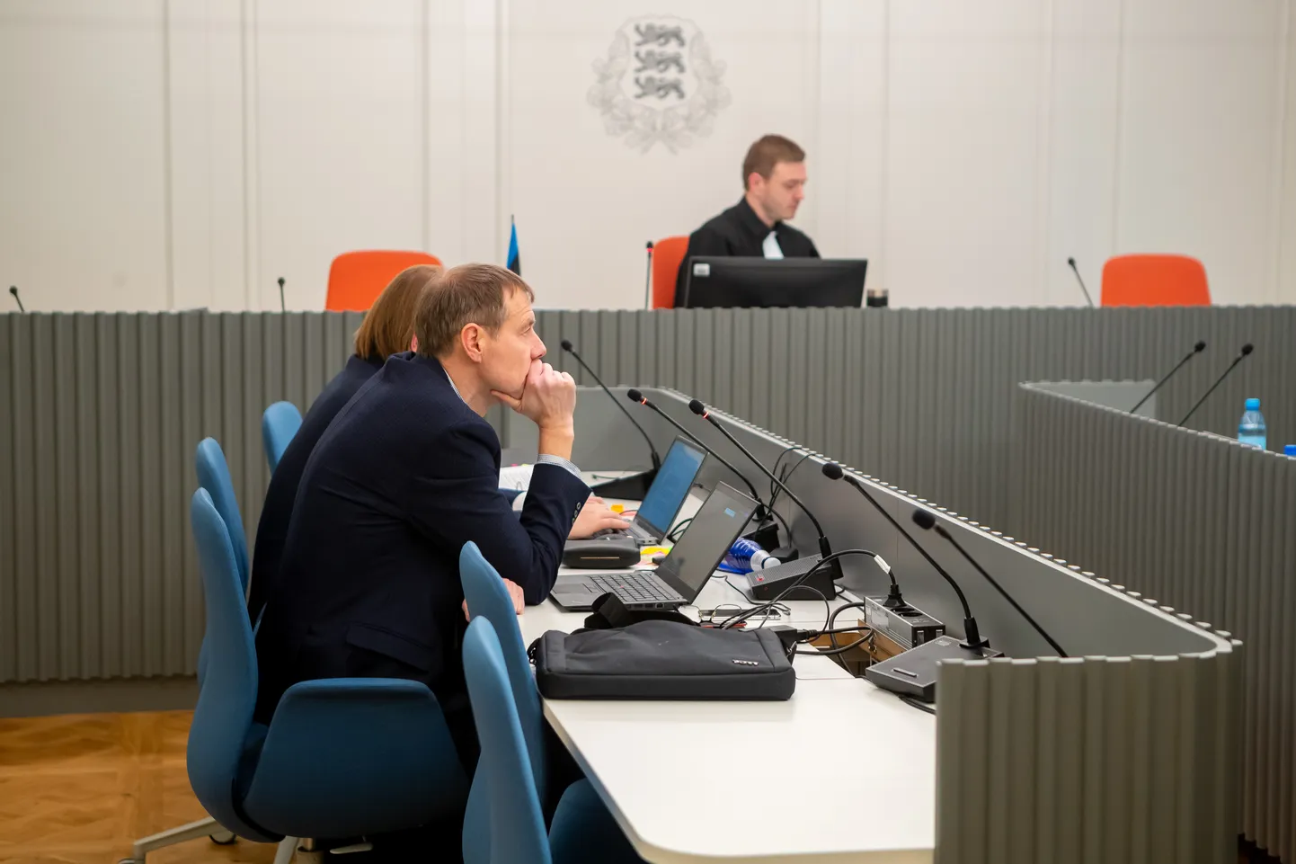 Veigo Väli Kuressaare kohtumajas. Tema kõrval kaitsja Silver Reinsaar ja tagaplaanil kohtunik Rajar Miller.