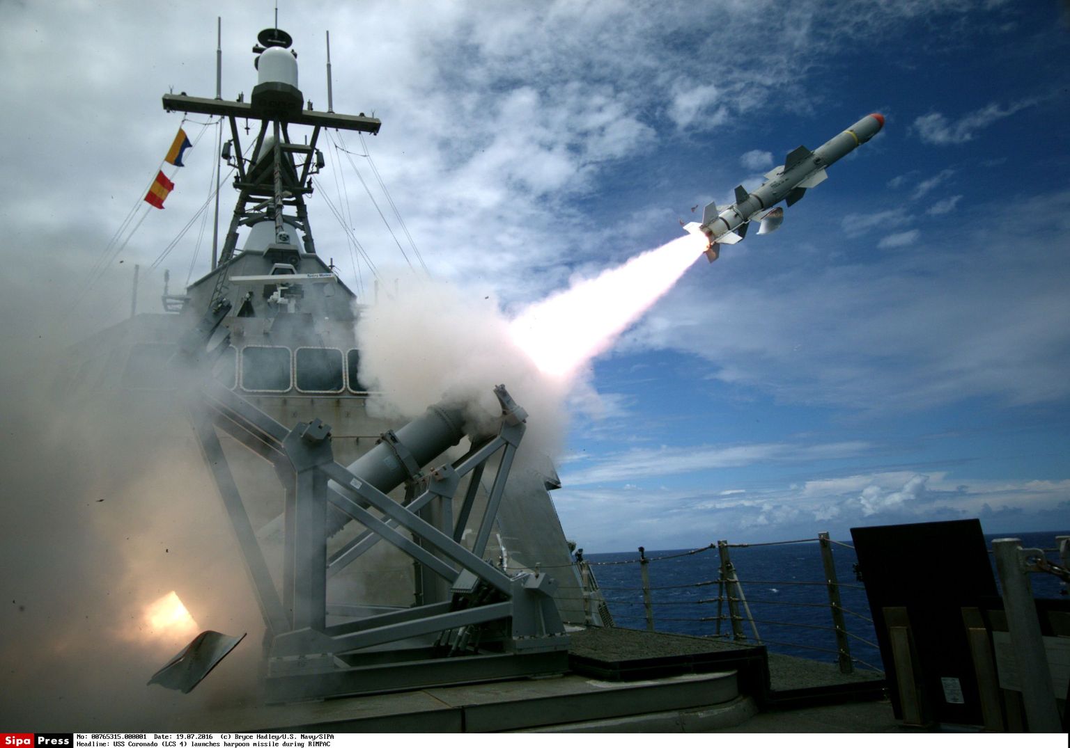 USA merevägi õppusel tulistamas välja Harpooni. Foto pärineb 2016. aasta juulist, mil USA merevägi viis läbi õppust Hawaii saarte ning Lõuna-California kandis.