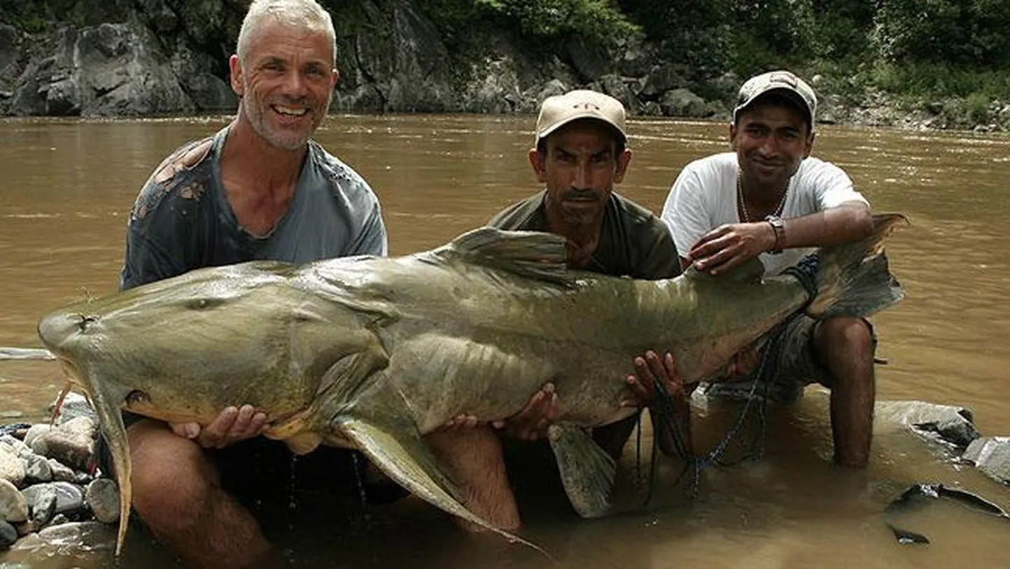 Jeremy Wade koos kohalike ja kinnipüütud mutantsägaga