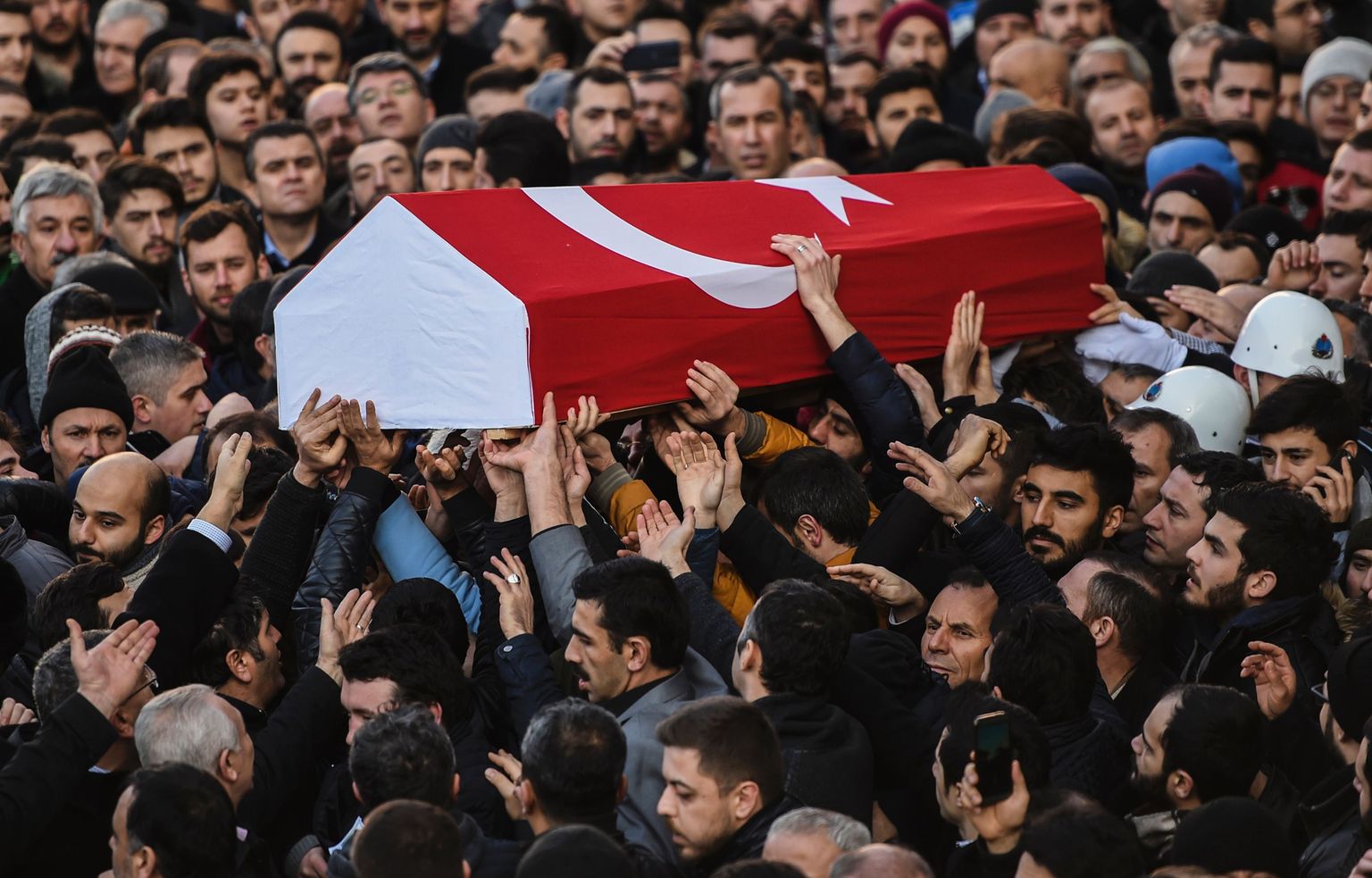 Ööklubis Reina toimunud tulistamises hukkunud 23-aastase Yunus Gormeki matused eile İstanbulis.