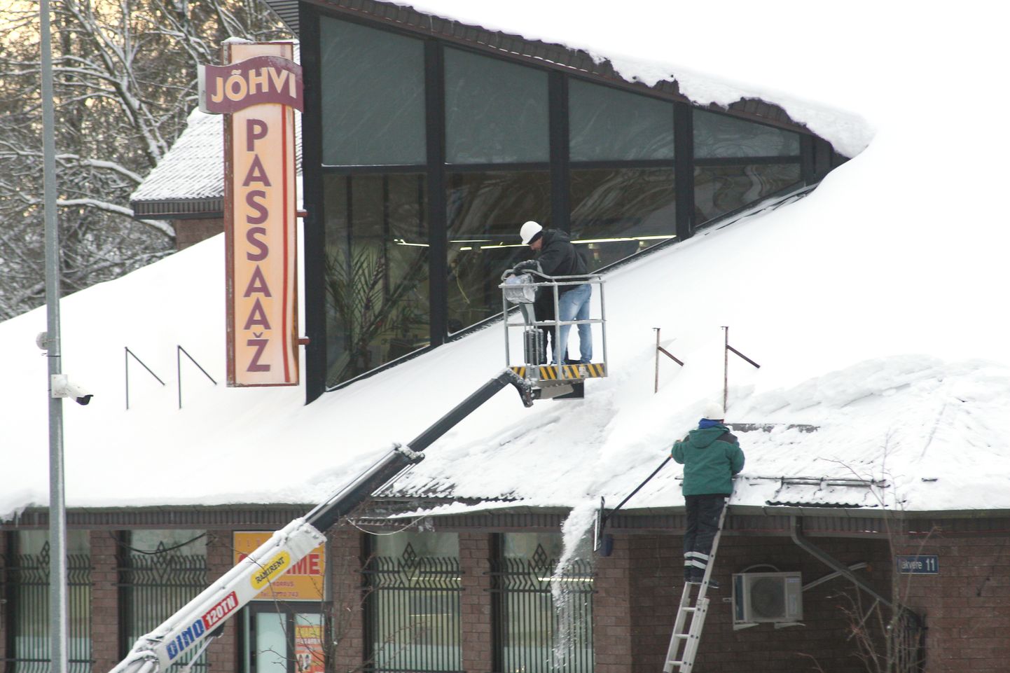 Teisipäeval roogiti paksu lumekatet maha Jõhvi kesklinnas asuva Passaaži katuselt.