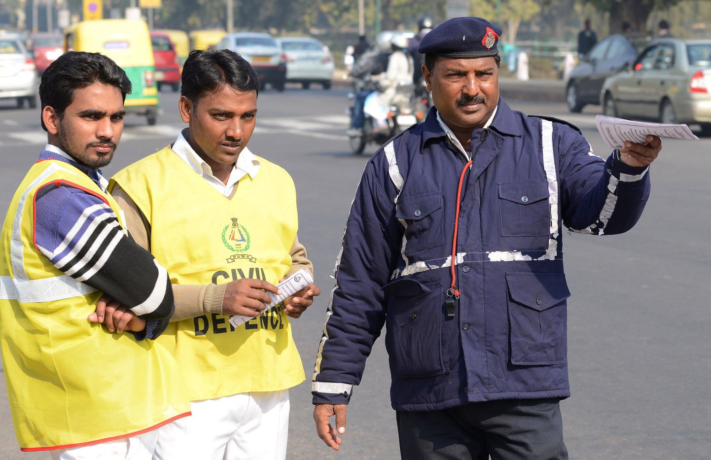 Kodanikukaitsetöötaja ja politseinik New Delhi ristmikul.