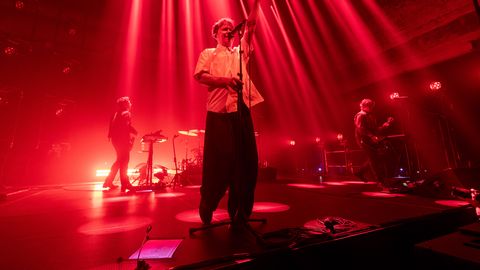 ARVUSTUS ⟩ Uus Nothing But Thieves: nagu hulkuv koer, kes võib rõõmsalt saba liputada, kuid ka teravalt hammustada