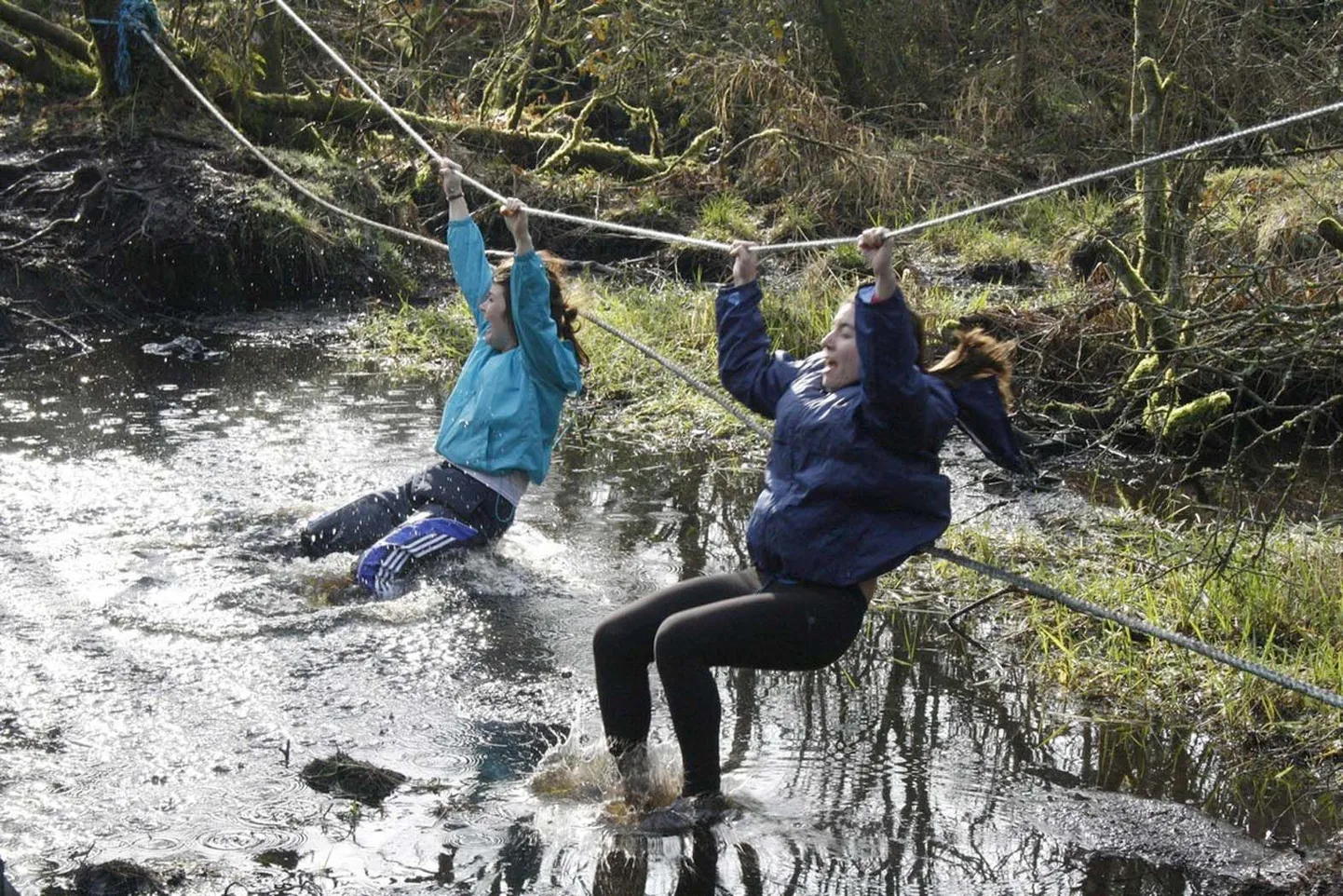 Iirimaa seiklusrada on õpilaste väitel hoopis midagi muud kui Otepää oma, sest põhirõhk oli meeskonnatööl ning kui üks liige eksis, tuli kogu võistkonnal takistuse läbimist otsast alustada.