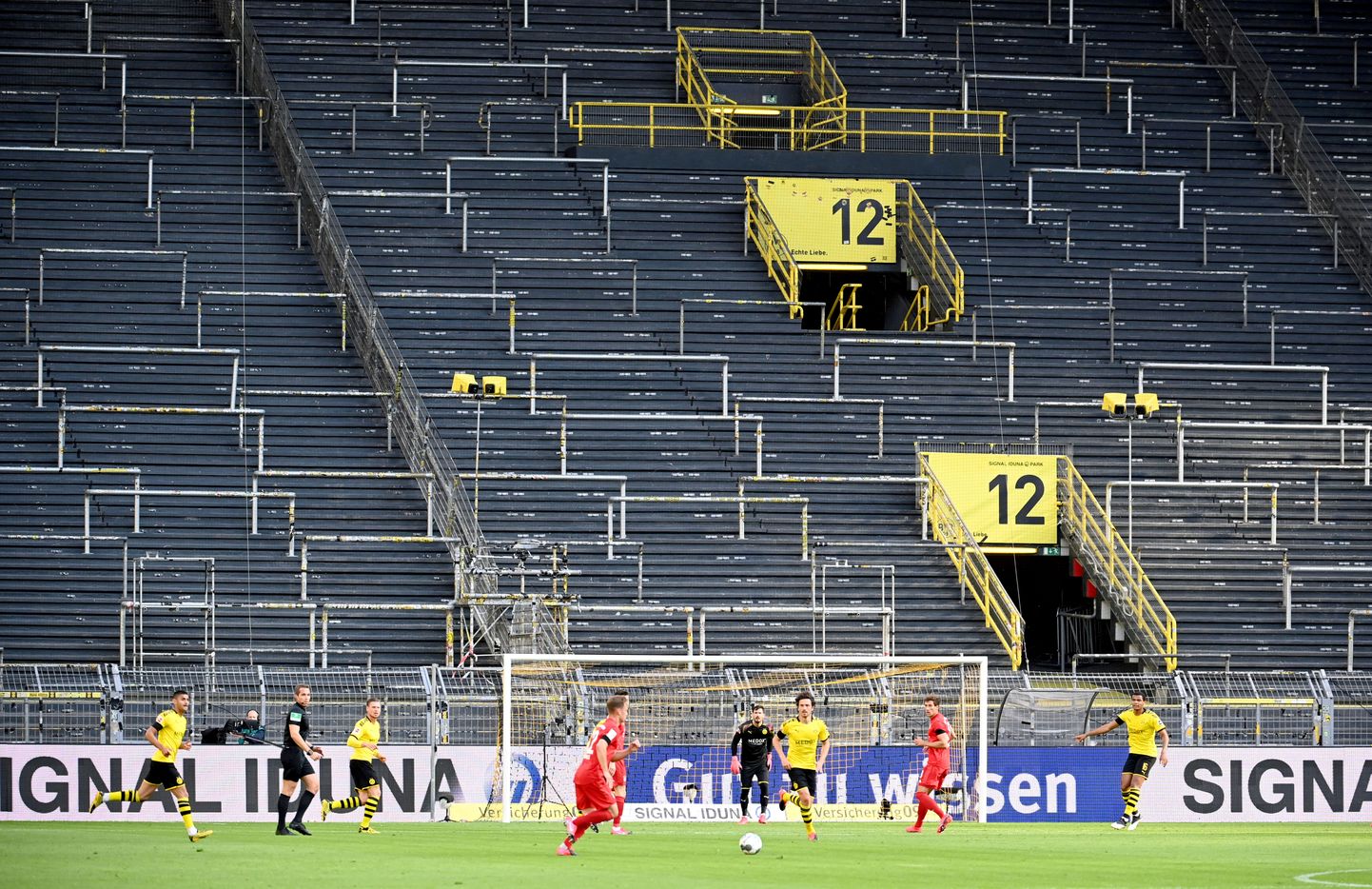 Dortmundi Borussia ja  Müncheni Bayerni vastasseis tühjade tribüünide ees.