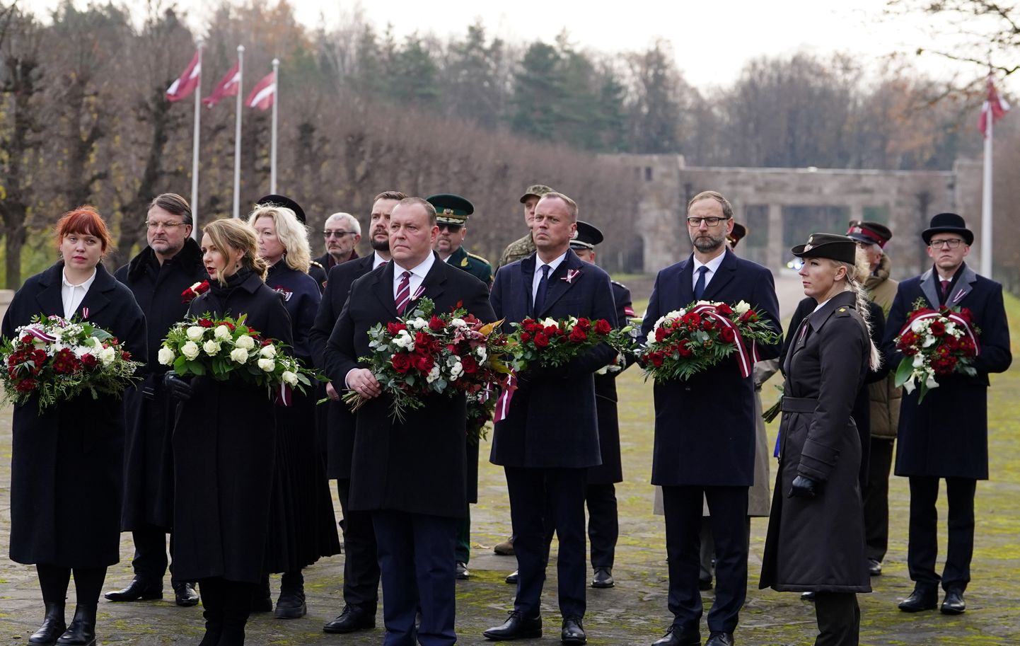 Valsts augstākās amatpersonas noliek ziedus Rīgas Brāļu kapos