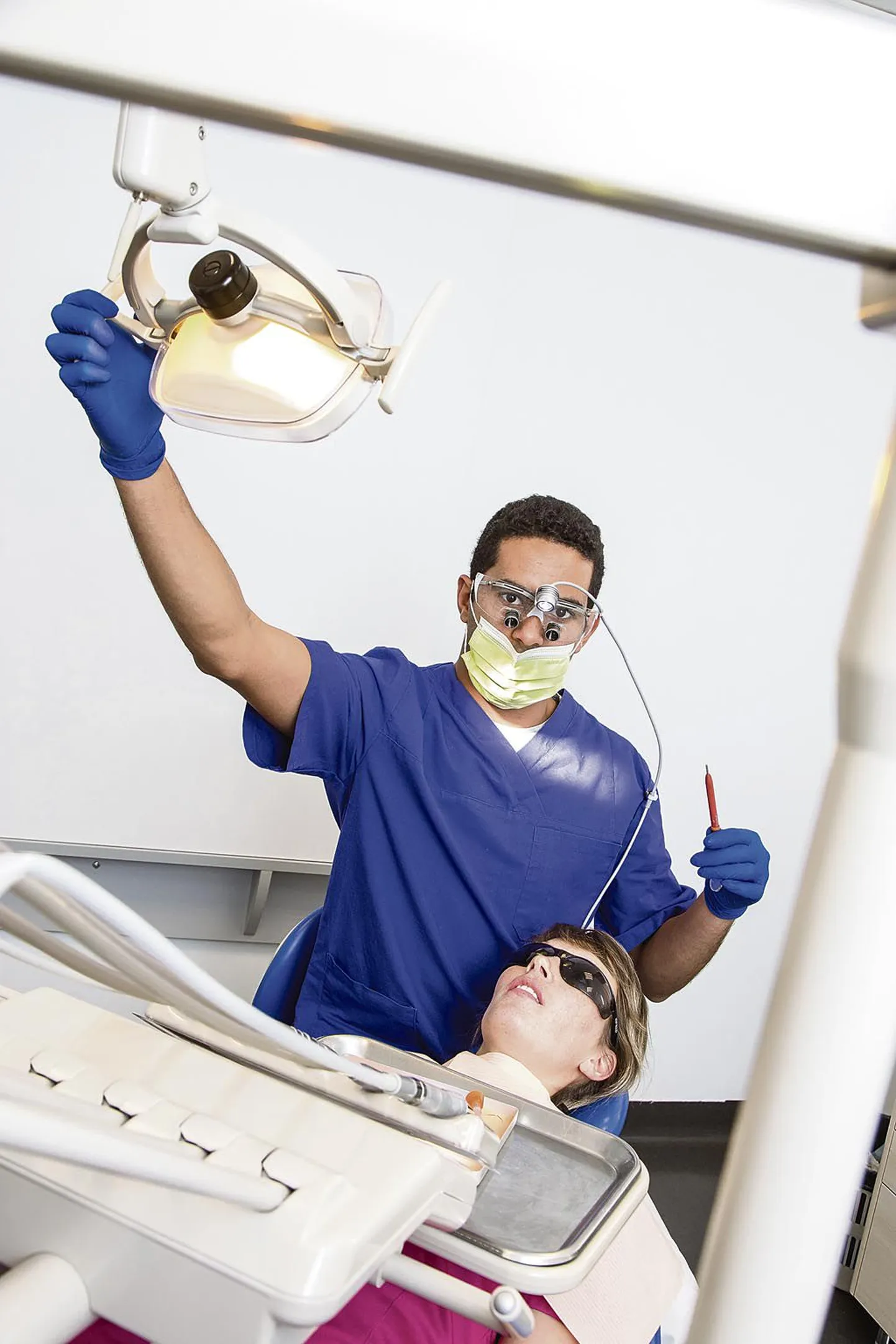 Kesklinna hambakliiniku rahvusvahelise personali hoolde usaldab end kuni kümme välismaist ravituristi kuus.