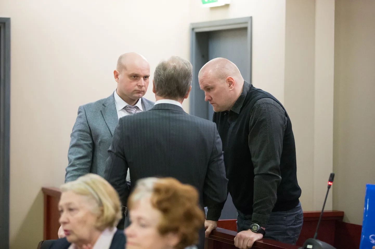 Ats Pärnaste (paremal) kolm aastat tagasi kohtu all, kui teda süüdistati avaliku korra raskes rikkumises, vägivalla toimepanemises turvatöötaja suhtes ja tapmises.