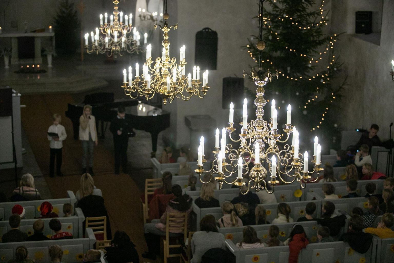 Kolmapäeval oli Viljandi Jaani kirikus kaks Kesklinna kooli jõulukontserti, millel esinesed kooliõpilased.