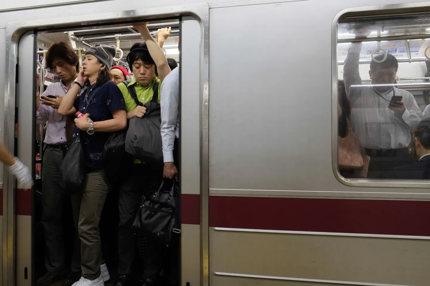 Tōkyō metrood on tipptunnil väga ülerahvastatud