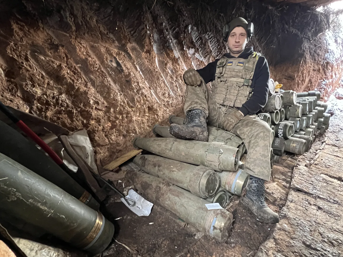 Ukraina 24. mehhaniseeritud brigaadi Paladini liikursuurtüki laadija Dmõtro (34) istub idarindel Toretski linna lähedal blindaažis 155-millimeetriste mürskude kuhilal, näidates piltlikult, et vähemalt neil moona jätkub. Tõsi küll, ainult kaitseks.