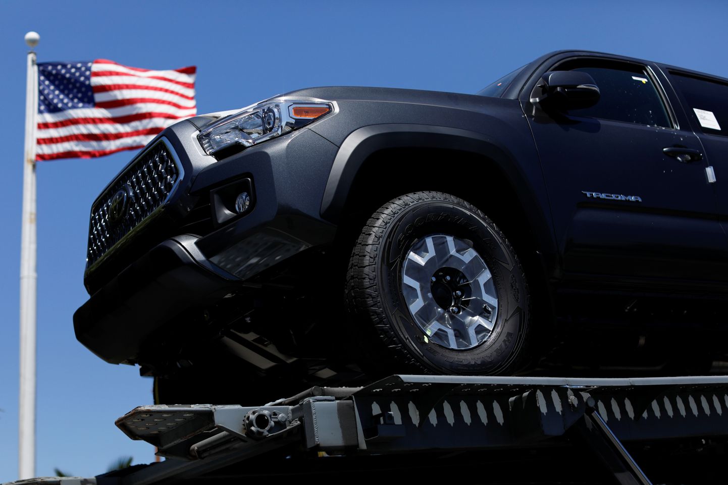 Внедорожнк Toyota, импортированный в США, ждет транспортировки.