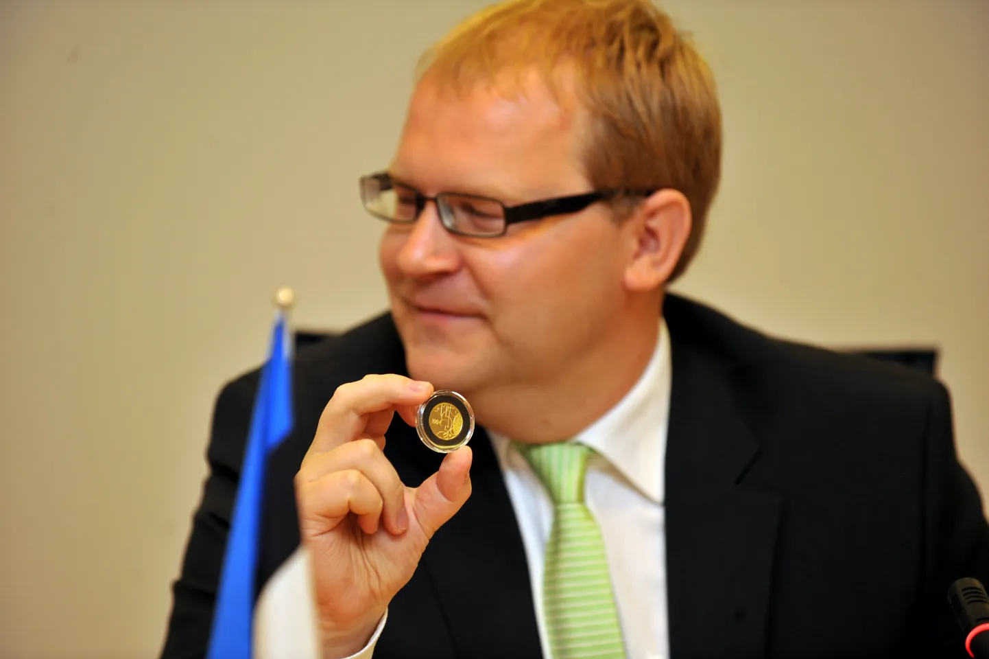 Soome välisminister Alexander Stubb kinkis oma Eesti kolleegile ehtsast kullast euromündi.