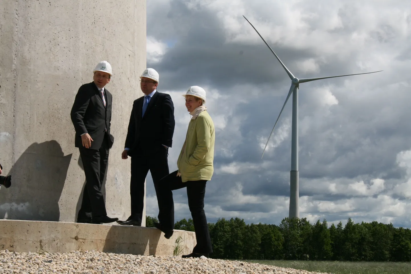 Eesti Energia juht Sandor Liive (vasakult), majandusminister Juhan Parts ja tema kantsler Marika Priske Aulepa tuulepargi avamisel selle aasta juunis.