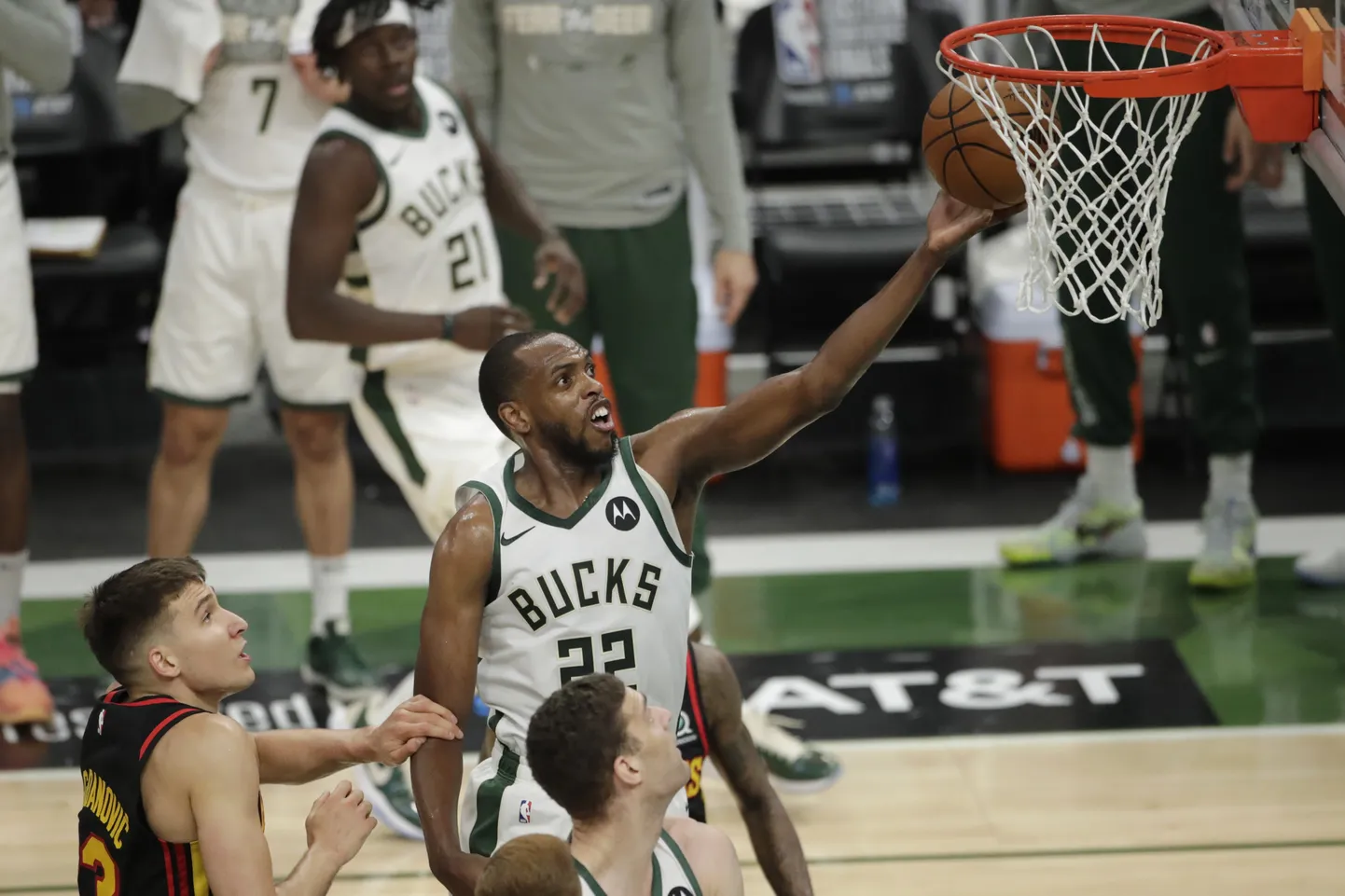 Giannis Antetokounmpo puudumisel kerkis Milwaukee Bucksi liidriks Khris Middleton (palliga).