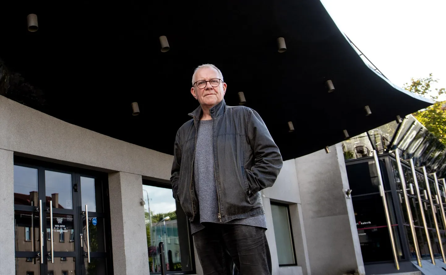 Professionaalsesse teatriellu sisenemisel on Endlal Andrus Vaariku jaoks tohutu roll, sest Ingo Normet tegi Tallinna riikliku konservatooriumi lavakunstikateedri 10. lennuga just siin nende legendaarse diplomilavastuse: Jevgeni Švartsi “Draakoni”.