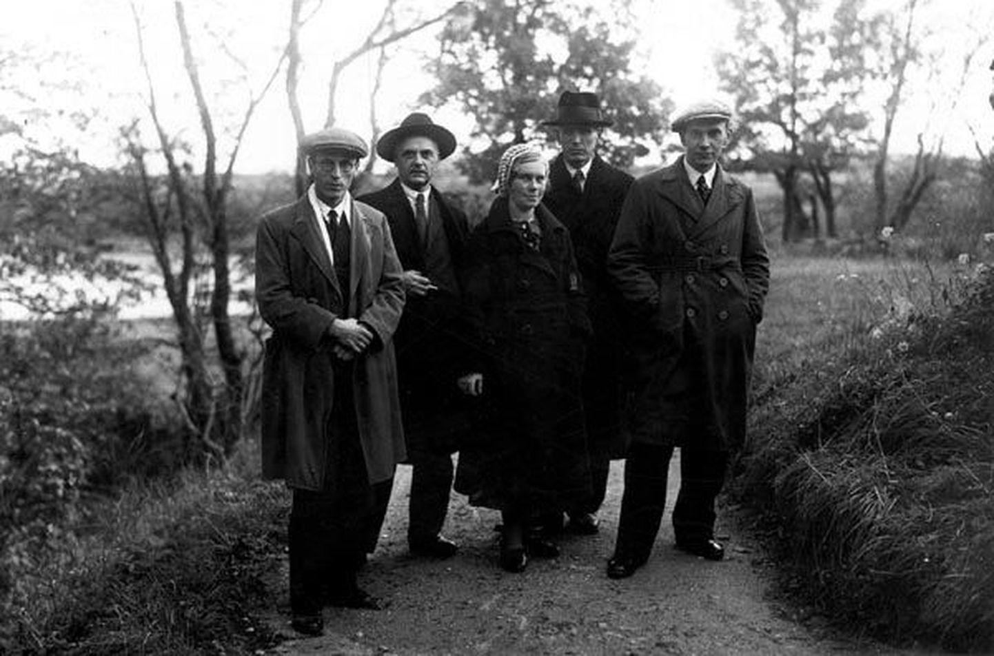 Viljandi kunstiklubi asutajad: Eduard Timberman, Gustav Mootse, Lydia Nirk-Soosaar, Peeter Akerberg-Põldmaa ja Juhan Kangilaski. Foto on võetud 13. oktoobril 1934. aastal.