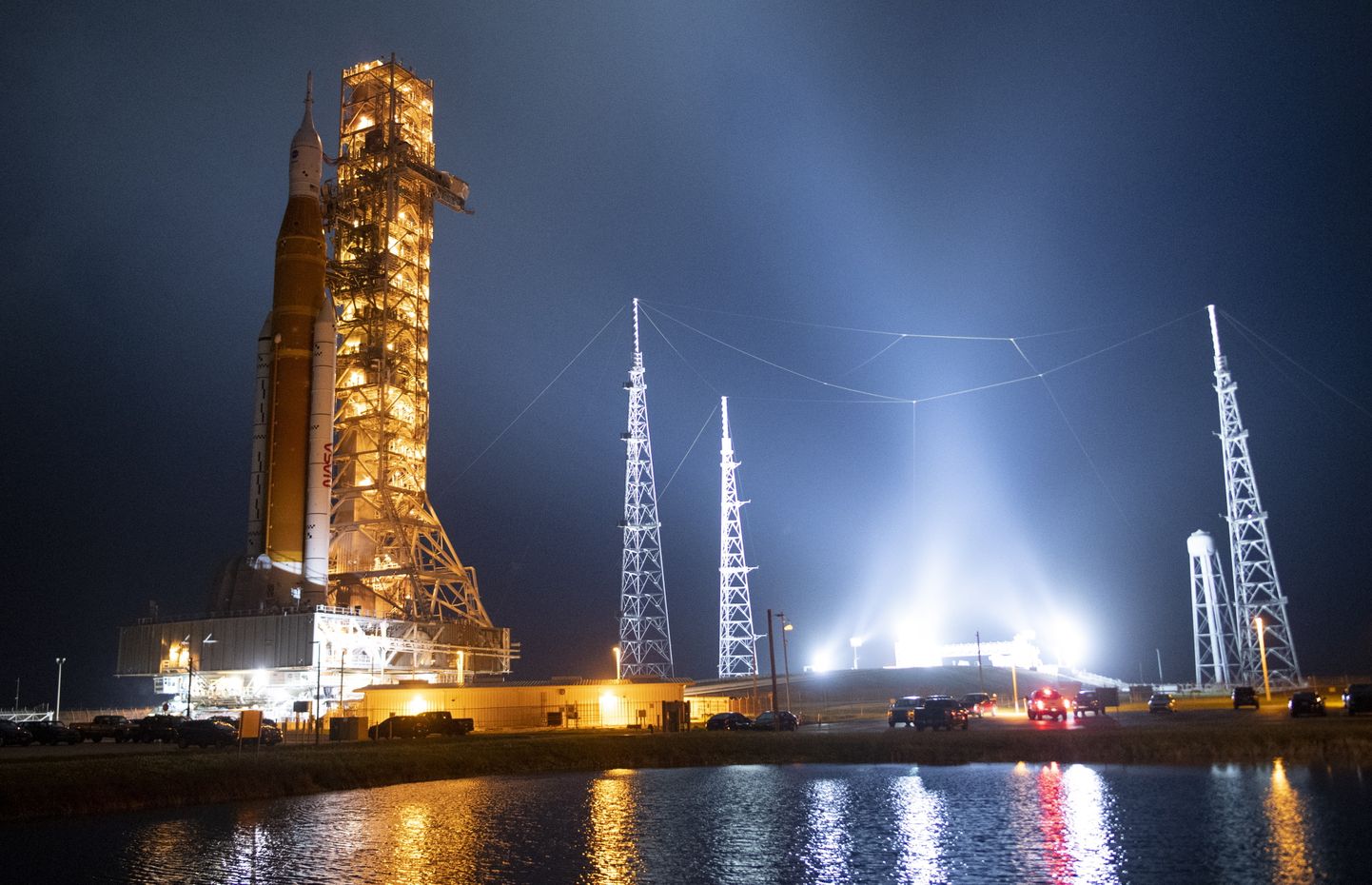 NASA toimetas oma ajaloo suurima raketi Florida stardiplatvormile.