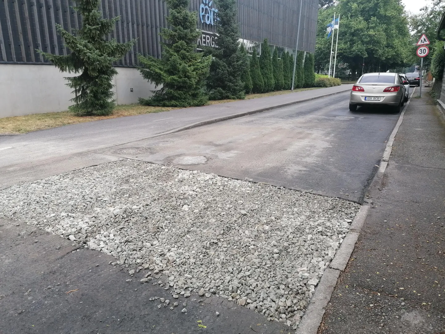 Väike-Kuke tänavale tekkinud auk on nüüdseks kinni lapitud.