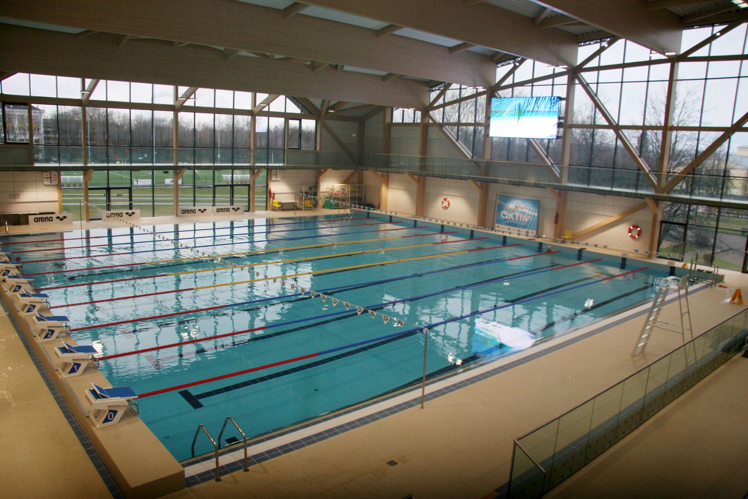 Спортивный центр "Wiru" с бассейном - одно из самых внушительных зданий Кохтла-Ярве, построенных в этом столетии. Однако город в затруднении также с погашением займов, взятых для этой цели, а на содержание центра нужны дополнительные расходы.