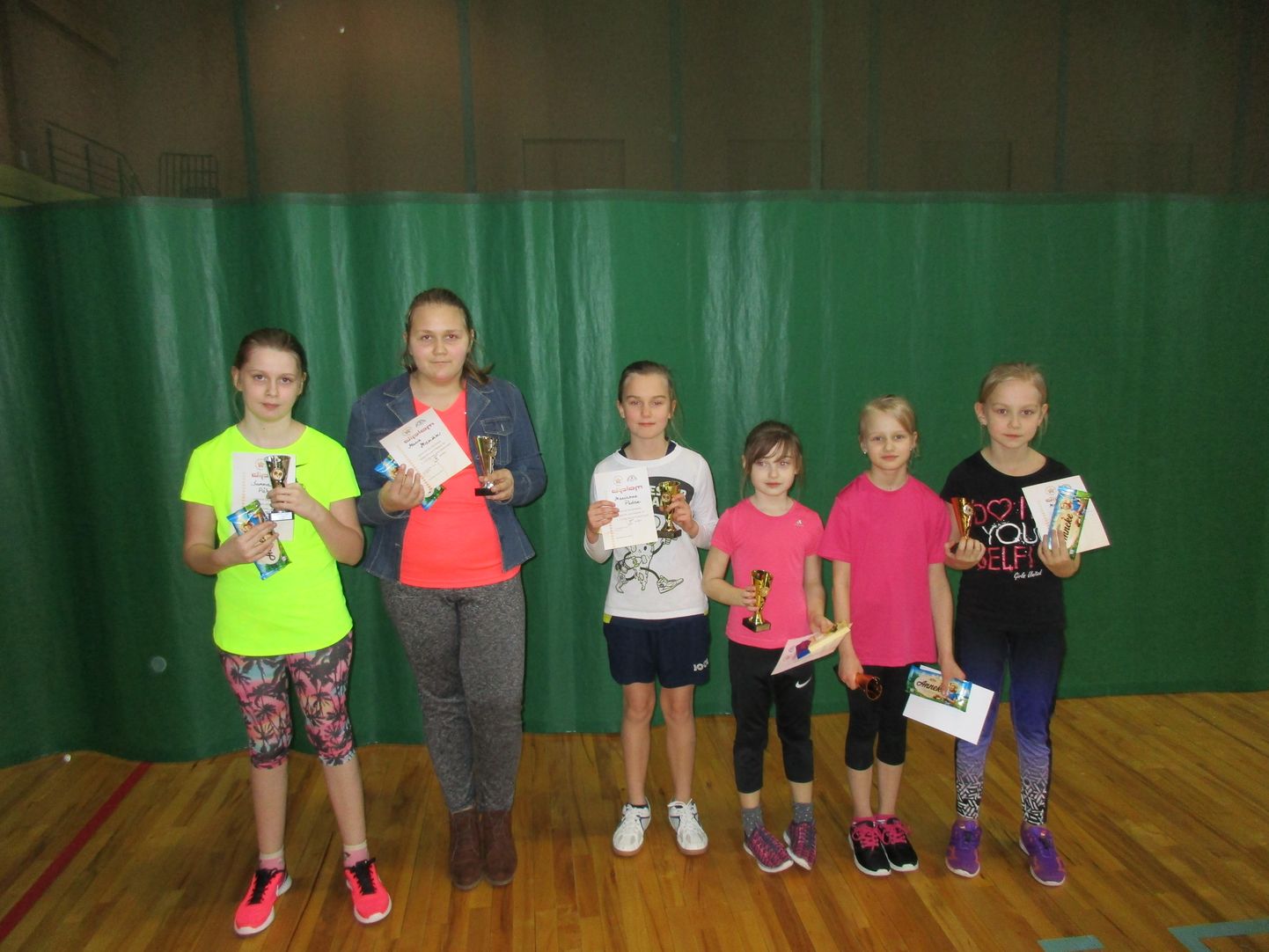 Esimese kuni viienda klassi tütarlaste turniiri kolm edukamat võistkonda.