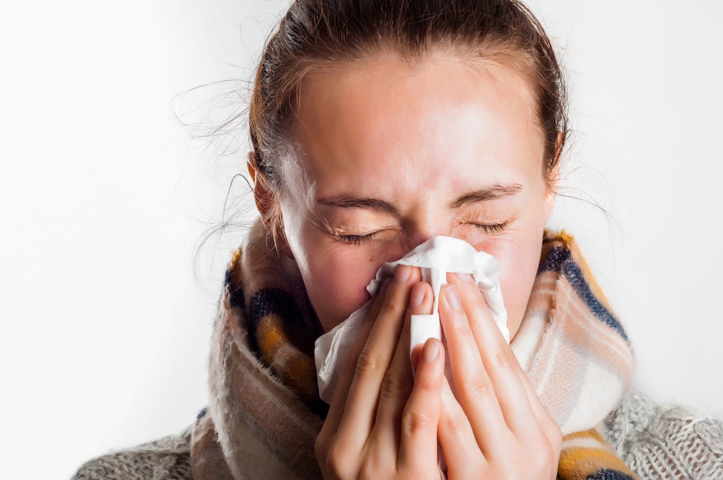Külmetushaigustena tuntud ülemiste hingamisteede põletike tekitajad on samuti viirused, mis võivad haigestunud inimeselt levida juba paar päeva enne sümptomite tekkimist, kuni need kestavad.