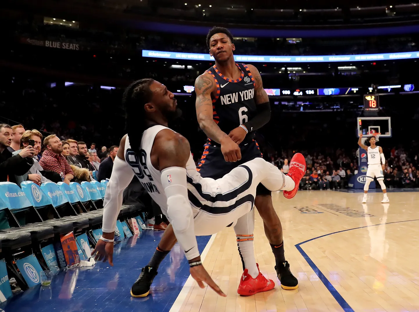 New York Knicki kossumees Elfrid Payton ( number 6) saadab kauni lõuahaagiga põrandale vastasmeeskonna mängija Jae Crowderi (valges)  - tegemist on korvpalli, mitte poksiga...