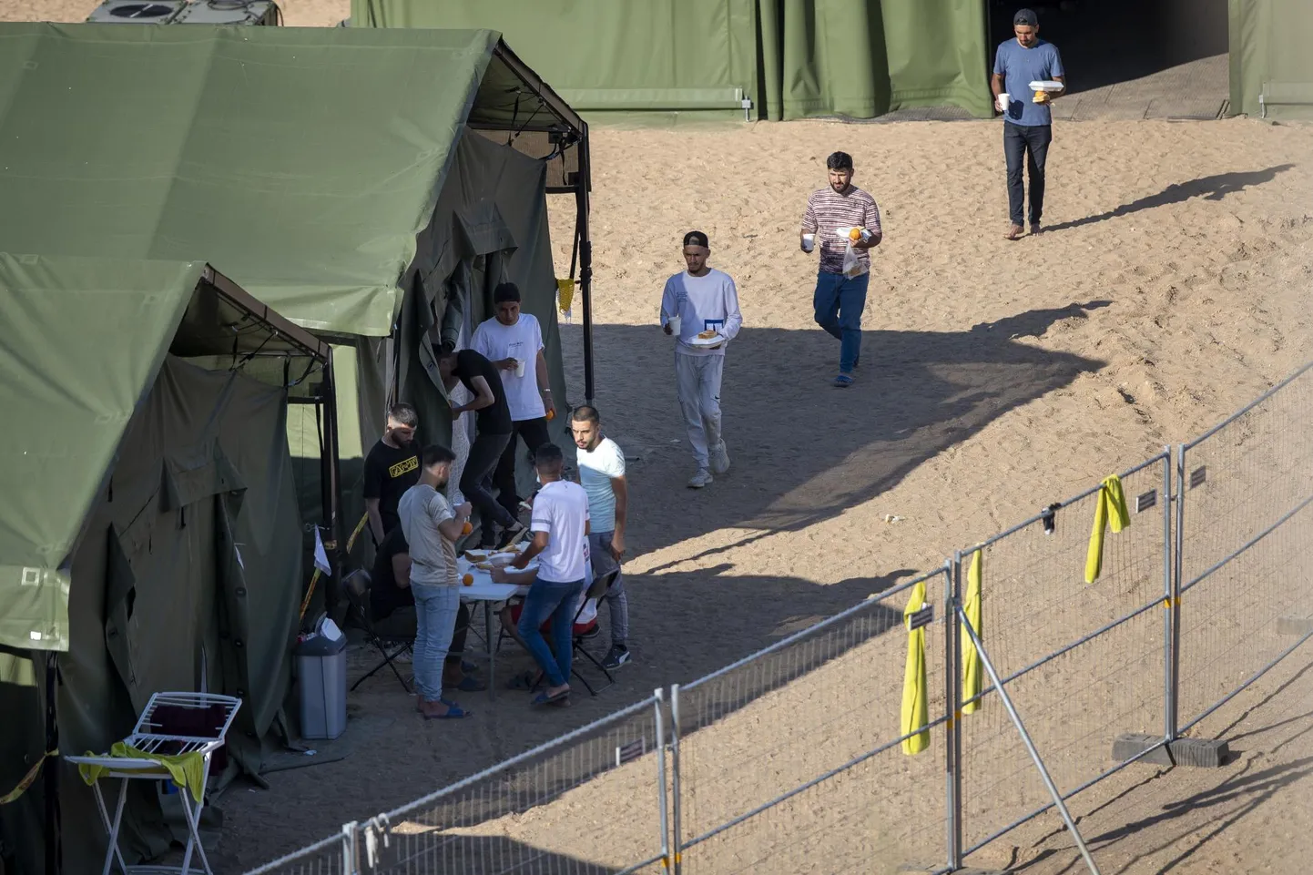 Üle piiri Valgevenest saabunud migrandid einestavad läinud nädalavahetusel Vilniusest umbes 40 kilomeetri kaugusel kirdes asuvas Pabradė telklaagris.