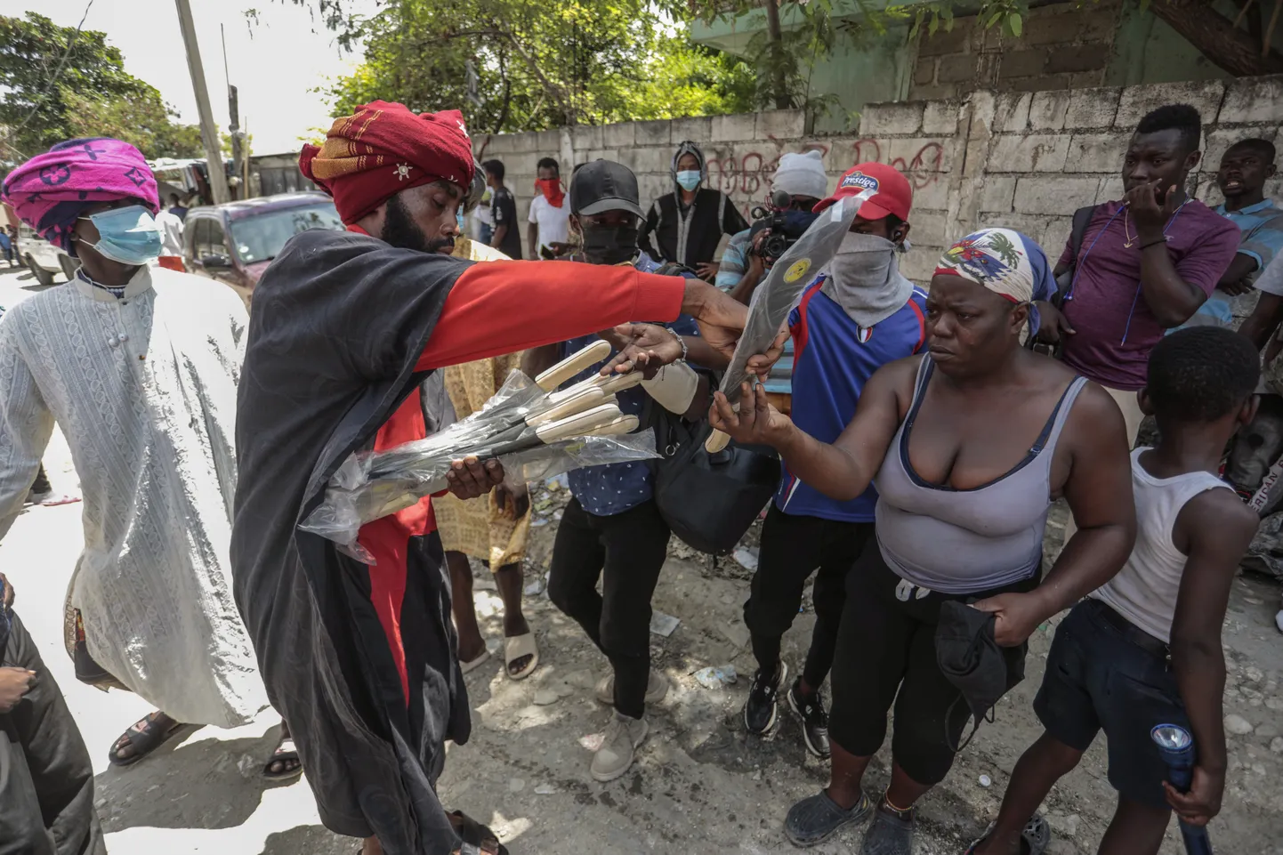 Jõuguvägivalla vastased aktivistid jagavad Haiti pealinnas Port-au-Prince'is kohalikele elanikele matšeetesid. Pilt on illustreeriv.