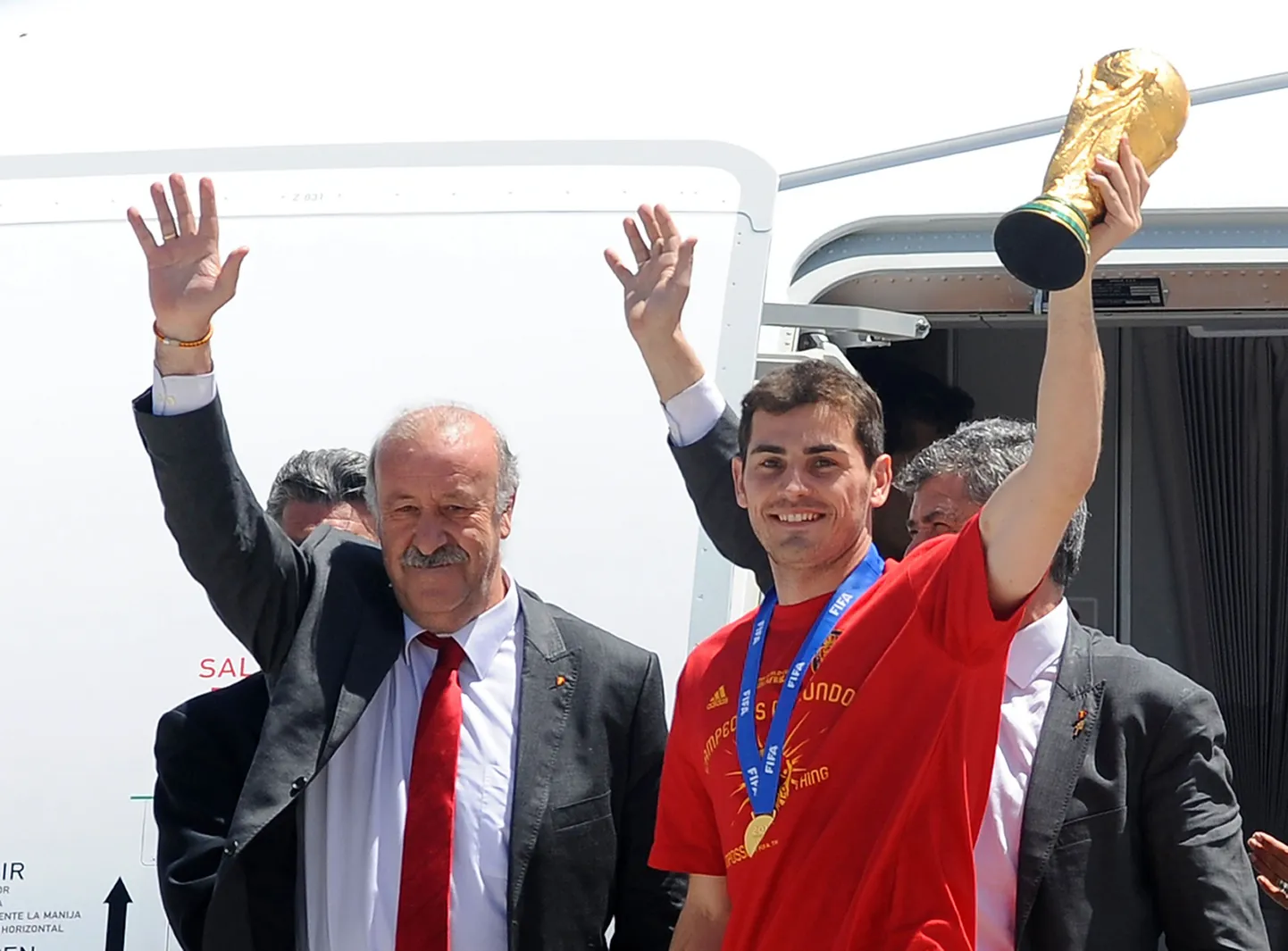 Vicente del Bosque (vasakul) ja Iker Casillas 2010. aasta MMi järel.