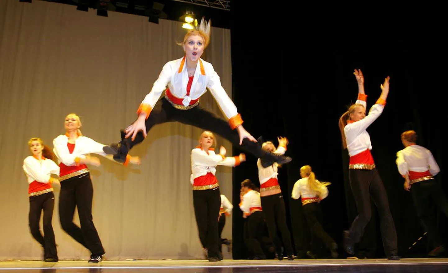 Laine Mägi tantsukooli tantsuetendus "Keelatud! ja Keelatud?".