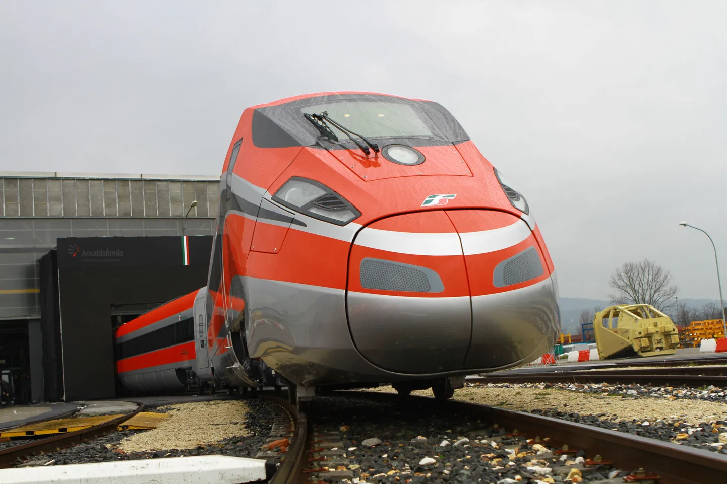 Frecciarossa  tähendab itaalia keeles punast noolt ja kihutab nüüd ka Milano ja Pariisi vahel.