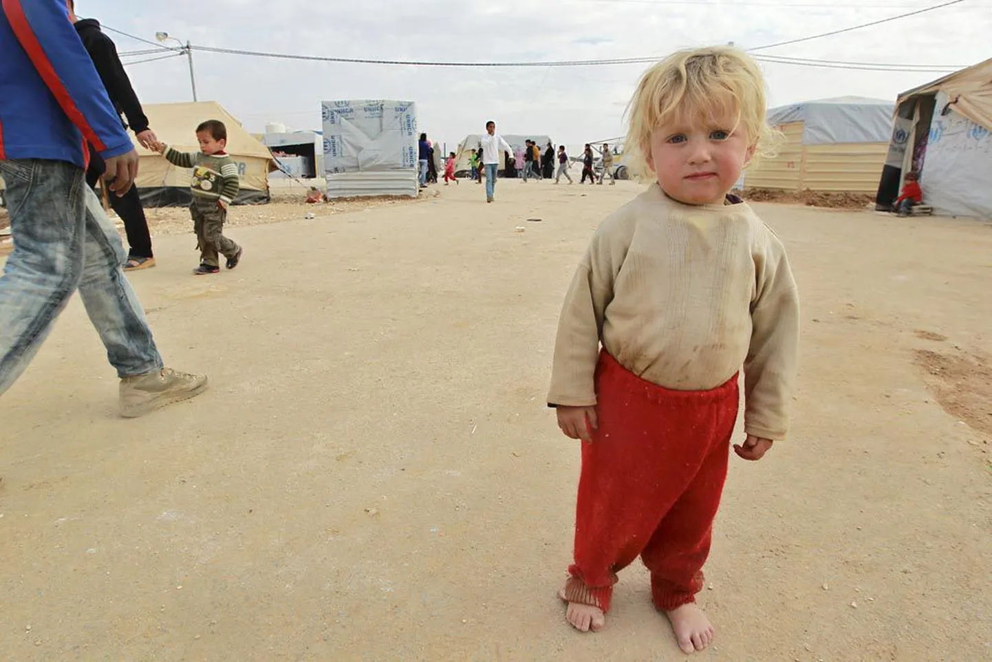 Tüüpiline praeguste päevade pagulane, süüria poiss Al-Zaatri põgenikelaagris Jordaanias Mafraqi linna lähedal. Kuigi need inimesed vajavad kaitset ELile suhteliselt lähedal, ei liigu suurem osa sadadest tuhandetest sõja eest pagenud süürlastest kaugemale kodumaa piiri äärde püstitatud telklaagritest Türgis või Jordaanias.