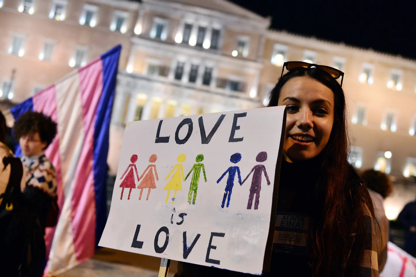 Naine plakatiga «Armastus on armastus» geiaktivistide demonstratsioonil Ateenas.