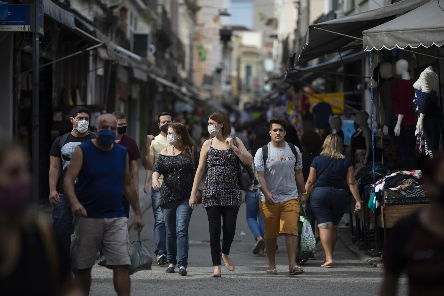 Inimesed Rio De Janeiro tänavatel pärast juuli alguses lõdvendatud liikumispiiranguid.