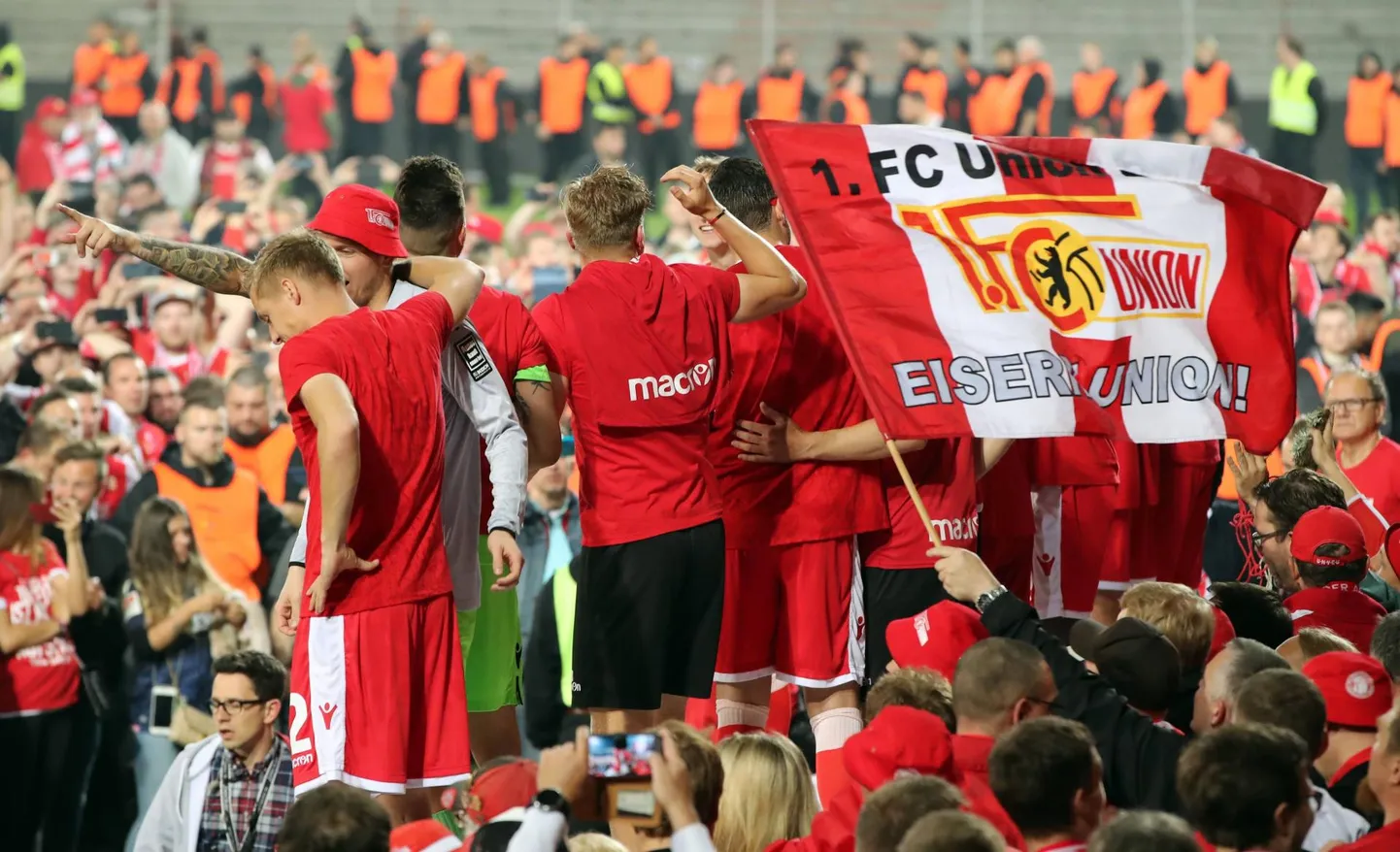 Berliini Unioni jalgpalliklubi mängijad ja fännid tähistavad Saksamaa Bundesliigasse jõudmist. 