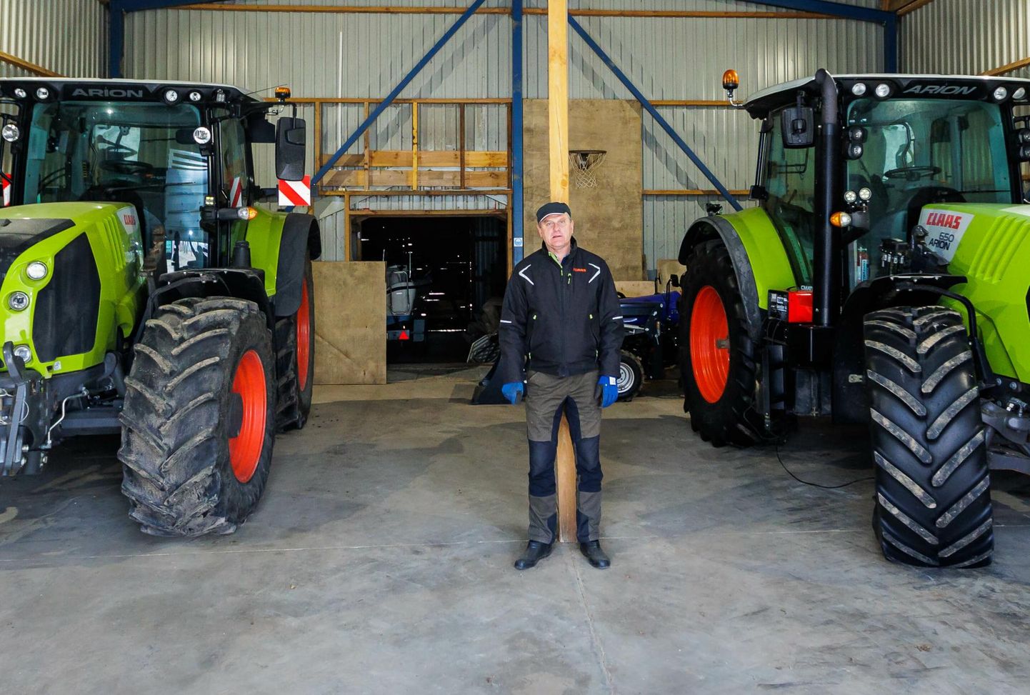 Valgamaa kauaaegne põllumees Ain Juurikas on otsustanud põllumajandusega lõpparve teha. Tema suures hallis seisavad kaks Claasi ratastraktorit: vasakpoolne on müügis, parempoolse jätab peremees endale.