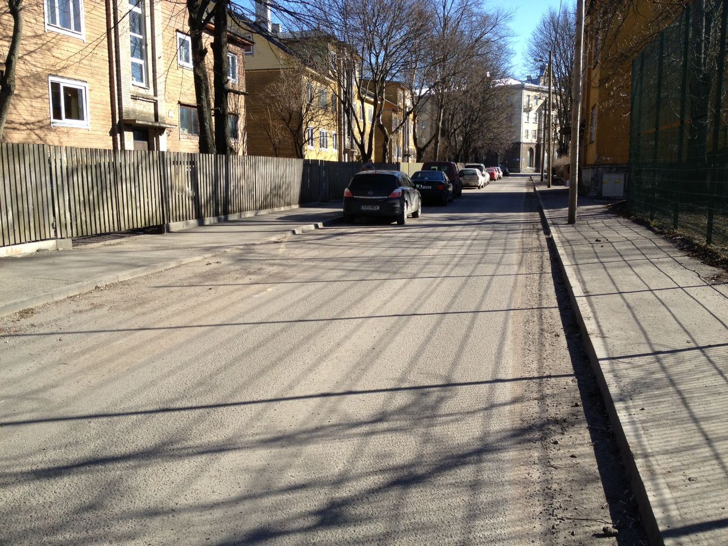 Planeedi tänaval pole ainsatki löökauku, kuid üks kõnnitee lõik on asfalteerimata.