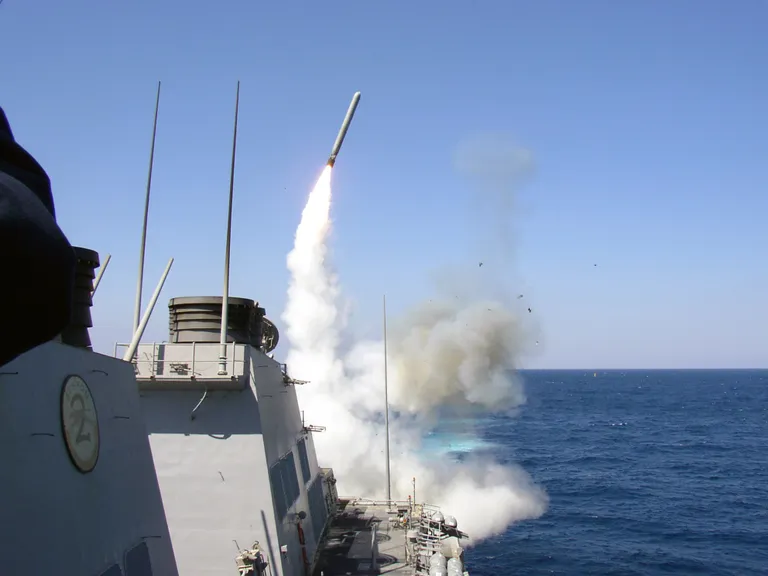 Tomahawk tiibrakett stardib USS Porter'i vertikaalstardiplatvormilt.