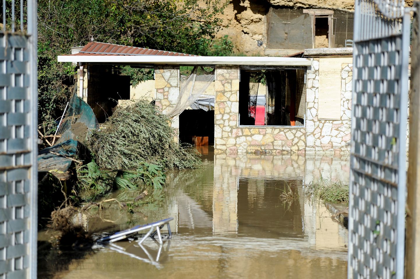 Затопленный дом, в котором произошла трагедия в поселке Кастельдаччиа неподалеку от столицы Палермо