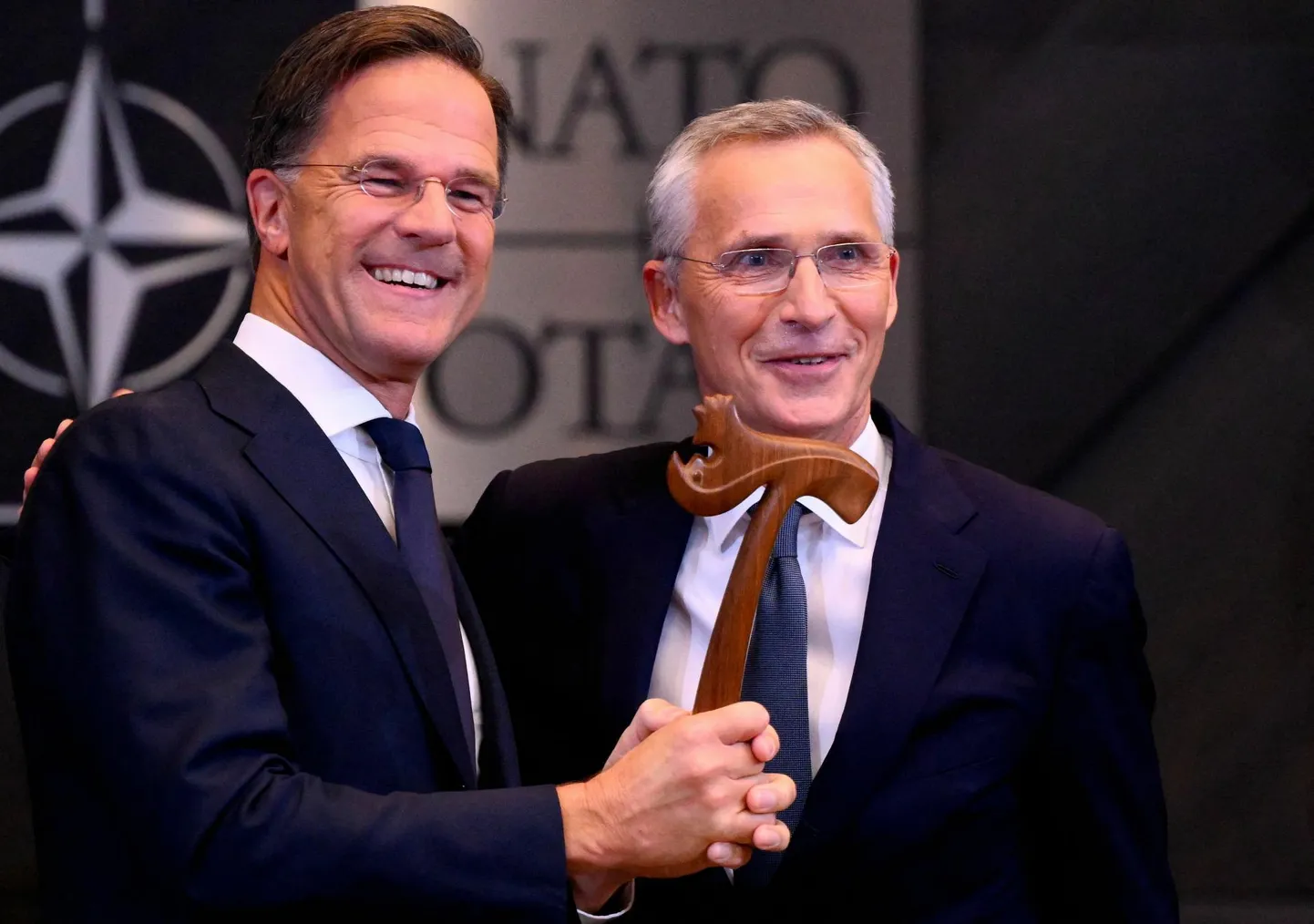 Ametist lahkuv NATO peasekretär Jens Stoltenberg andis ametipärijale Mark Ruttele üle sümboolse vasara.